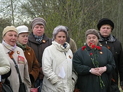 У мемориала дети блокады У мемориала дети блокады